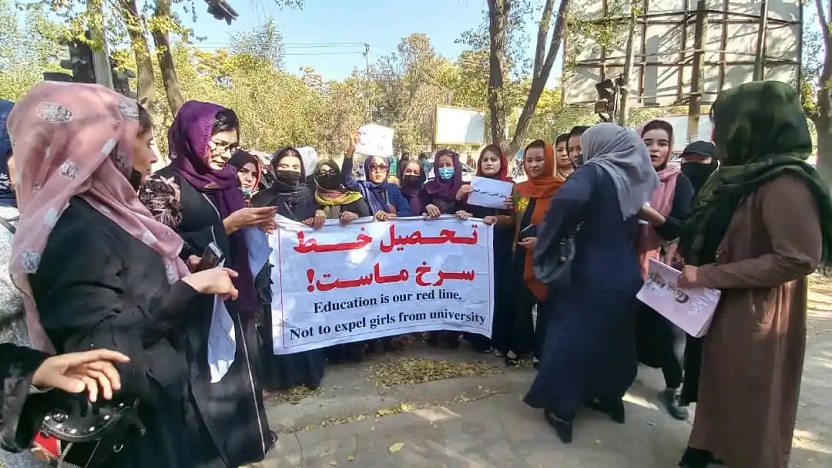 تجمع اعتراضی دختران دانشجو مقابل دانشگاه کابل